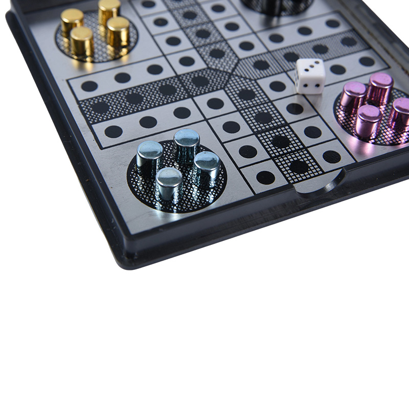 Bộ trò chơi Ludo kim loại từ tính được đặt trong hộp acrylic trong suốt