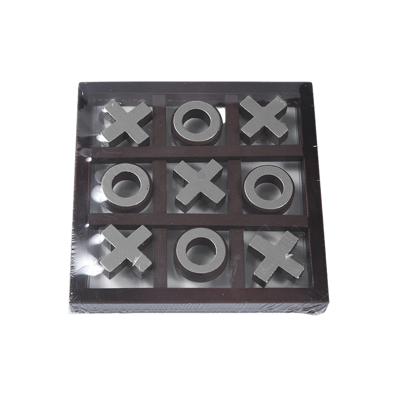 Các mảnh tông màu vàng trong trò chơi Tic-Tac-Toe bằng gỗ khung tối