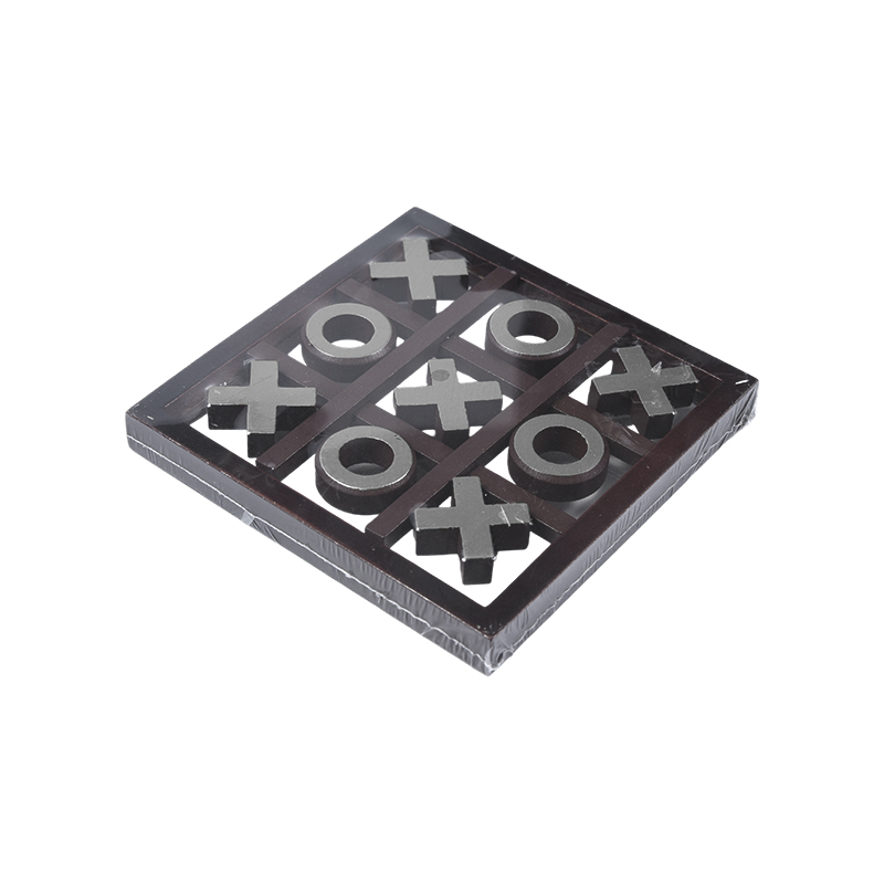 Các mảnh tông màu vàng trong trò chơi Tic-Tac-Toe bằng gỗ khung tối