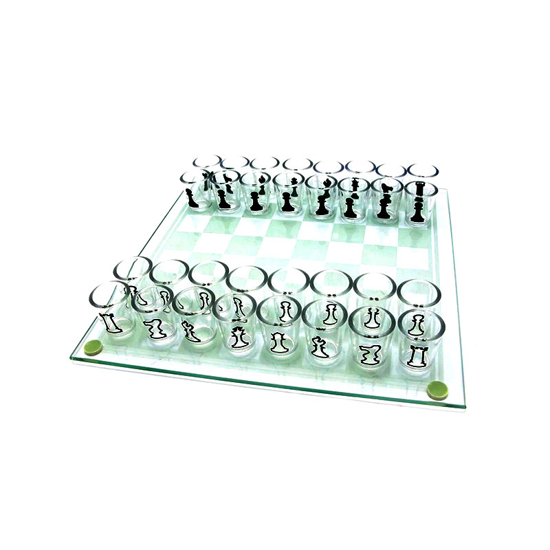 Bàn cờ thủy tinh với 32 ly thủy tinh có các quân cờ Bộ thủy tinh bắn theo chủ đề cờ vua