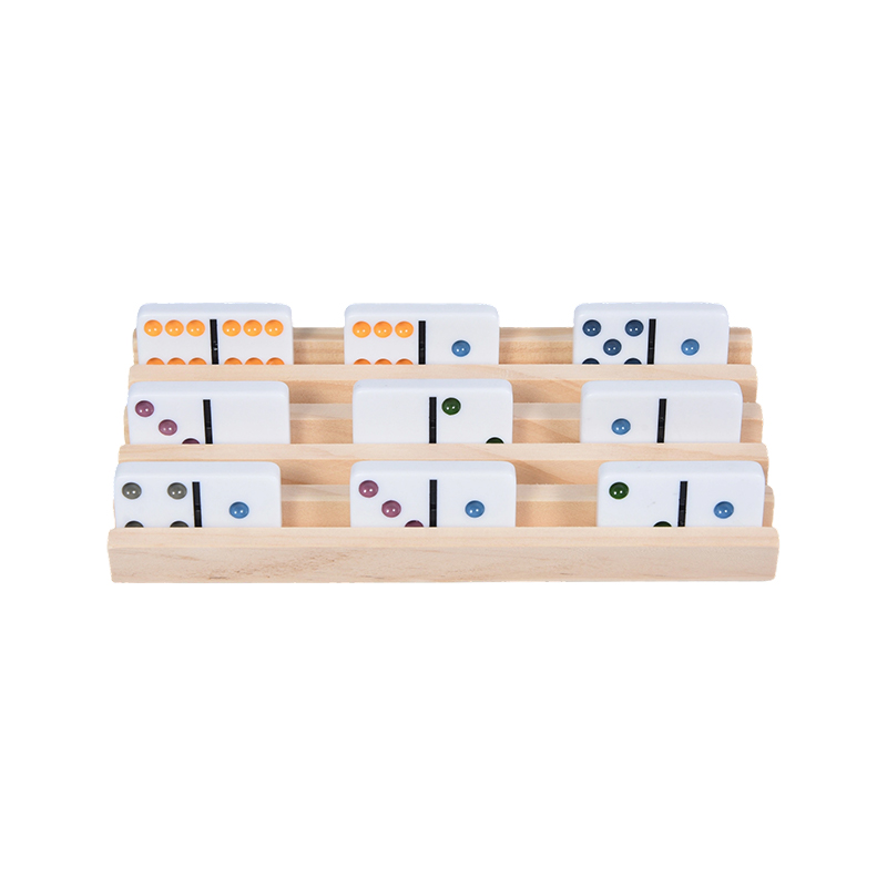 Các mẫu chấm đầy màu sắc với Bộ giá đỡ Domino bằng gỗ được trưng bày có tổ chức